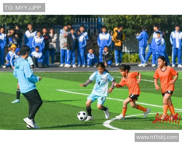 在绿茵场上挥洒汗水与激情玩足球带给我们的快乐与成长